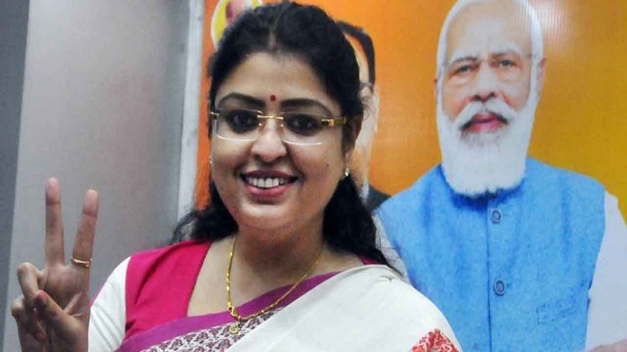 Bhabanipur bypoll ಕೊವಿಡ್ ನಿಯಮ ಉಲ್ಲಂಘನೆ: ಭವಾನಿಪುರ ಬಿಜೆಪಿ ಅಭ್ಯರ್ಥಿ ಪ್ರಿಯಾಂಕಾ ಟಿಬರೆವಾಲ್ಗೆ ಚುನಾವಣಾ ಆಯೋಗ ನೋಟಿಸ್ Bhabanipur bypoll ಕೊವಿಡ್ ನಿಯಮ ಉಲ್ಲಂಘನೆ: ಭವಾನಿಪುರ ಬಿಜೆಪಿ ಅಭ್ಯರ್ಥಿ ಪ್ರಿಯಾಂಕಾ ಟಿಬರೆವಾಲ್ಗೆ ಚುನಾವಣಾ ಆಯೋಗ ನೋಟಿಸ್