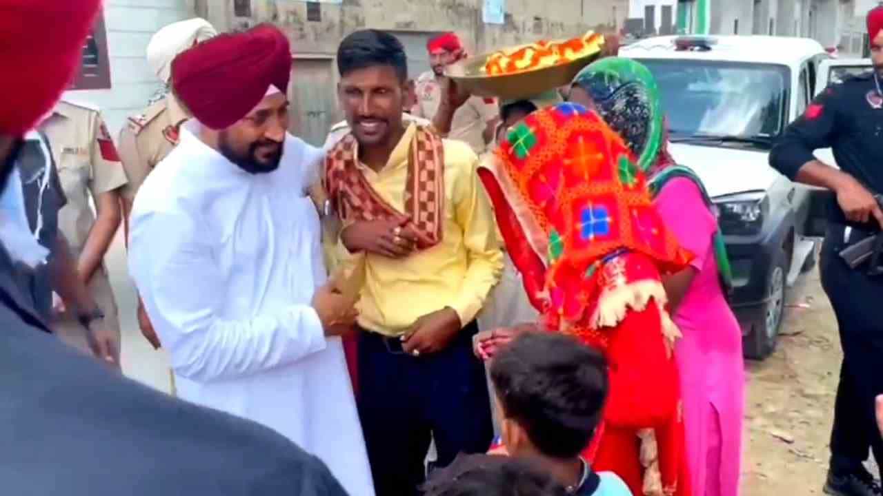 Video: ನವದಂಪತಿಯನ್ನು ರಸ್ತೆಯಲ್ಲಿ ತಡೆದ ಪಂಜಾಬ್ ಸಿಎಂ ಚರಣಜಿತ್ ಸಿಂಗ್ ಛನ್ನಿ; ನಿಯಮ ಉಲ್ಲಂಘನೆ Video: ನವದಂಪತಿಯನ್ನು ರಸ್ತೆಯಲ್ಲಿ ತಡೆದ ಪಂಜಾಬ್ ಸಿಎಂ ಚರಣಜಿತ್ ಸಿಂಗ್ ಛನ್ನಿ; ನಿಯಮ ಉಲ್ಲಂಘನೆ