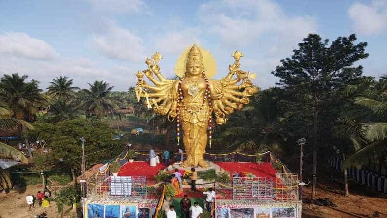 ರಾಮನಗರ: ವಿಶ್ವದ ಅತೀ ಎತ್ತರದ ಪಂಚಲೋಹದ ಚಾಮುಂಡೇಶ್ವರಿ ವಿಗ್ರಹ ನೋಡಲು ಹರಿದುಬರುತ್ತಿದೆ ಭಕ್ತಸಾಗರ ರಾಮನಗರ: ವಿಶ್ವದ ಅತೀ ಎತ್ತರದ ಪಂಚಲೋಹದ ಚಾಮುಂಡೇಶ್ವರಿ ವಿಗ್ರಹ ನೋಡಲು ಹರಿದುಬರುತ್ತಿದೆ ಭಕ್ತಸಾಗರ