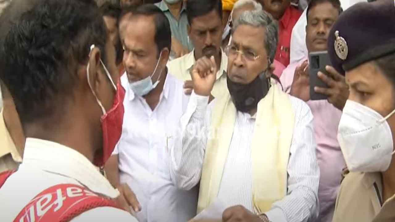 ನೀವೆ ನಮ್ಮ ಪಾಲಿಗೆ ಕೆಎಸ್ಆರ್ಟಿಸಿ ಎಂಡಿ ಎಂದು ಸಿದ್ದರಾಮಯ್ಯಗೆ KSRTC ನೌಕರ ಗೋಗರೆದಿದ್ದು ಏಕೆ? ನೀವೆ ನಮ್ಮ ಪಾಲಿಗೆ ಕೆಎಸ್ಆರ್ಟಿಸಿ ಎಂಡಿ ಎಂದು ಸಿದ್ದರಾಮಯ್ಯಗೆ KSRTC ನೌಕರ ಗೋಗರೆದಿದ್ದು ಏಕೆ?