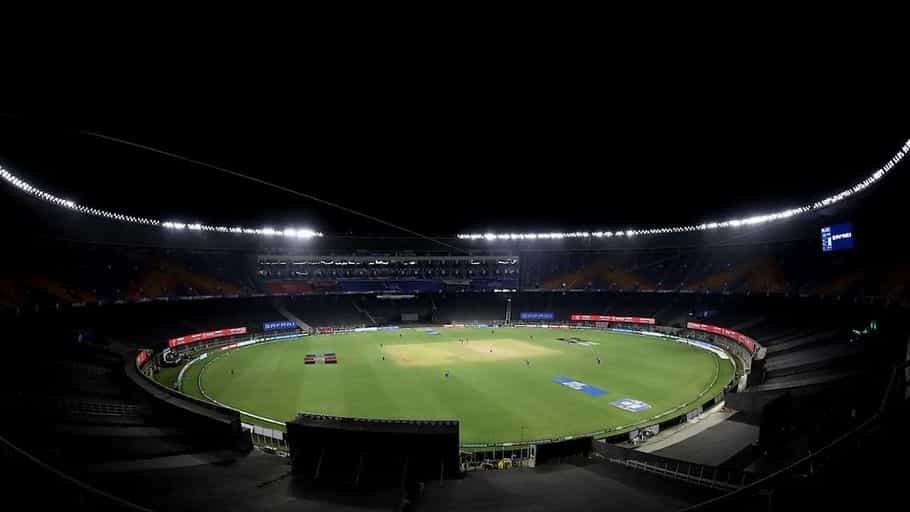 ಐಪಿಎಲ್ 2021 ರ ಎರಡನೇ ಹಂತವು ಯುನೈಟೆಡ್ ಅರಬ್ ಎಮಿರೇಟ್ಸ್ನಲ್ಲಿ ಸೆಪ್ಟೆಂಬರ್ 19 ರಿಂದ ಆರಂಭವಾಗಲಿದೆ. ಕೋವಿಡ್ನಿಂದಾಗಿ, ಮೇ ಮೊದಲ ವಾರದಲ್ಲಿ ಈ ಋತುವನ್ನು ಮಧ್ಯದಲ್ಲಿ ನಿಲ್ಲಿಸಲಾಯಿತು. ಈಗ ಮತ್ತೊಮ್ಮೆ ಟಿ 20 ಕ್ರಿಕೆಟ್ನ ರೋಮಾಂಚಕತೆ ಎಲ್ಲರ ಕಣ್ಮನ ಸೆಳೆಯಲಿದೆ. ಲೀಗ್ನ ಪ್ರಸಕ್ತ ಆವೃತ್ತಿಯ ಮೊದಲ ಹಂತದಲ್ಲಿ, ಎಂದಿನಂತೆ ಸಾಕಷ್ಟು ರನ್ ಮಳೆಯೇ ಹರಿಯಿತು. ಬ್ಯಾಟ್ಸ್ಮನ್ಗಳು ಬೌಂಡರಿ ಮತ್ತು ಸಿಕ್ಸರ್ಗಳ ಸುರಿಮಳೆಗೈದಿದ್ದಾರೆ. ಐಪಿಎಲ್ 2021 ರಲ್ಲಿ ಮೊದಲ ಹಂತದಲ್ಲಿ ಯಾವ ಬ್ಯಾಟ್ಸ್ಮನ್ ಎಷ್ಟು ಸಿಕ್ಸರ್ಗಳನ್ನು ಹೊಡೆದರು ಮತ್ತು ಈ ತನಕ ಯಾರು ಮುಂಚೂಣಿಯಲ್ಲಿದ್ದಾರೆ ಎಂಬುದನ್ನು ನಾವು ನಿಮಗೆ ಹೇಳುತ್ತಿದ್ದೇವೆ.