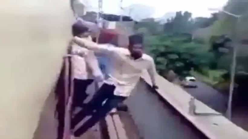 Viral Video: ರೈಲು ಚಲಿಸುತ್ತಿರುವಾಗಲೇ ಭಯಾನಕ ಸ್ಟಂಟ್; ಸ್ವಲ್ಪ ಹೆಚ್ಚು ಕಡಿಮೆ ಆದ್ರೂ ಜೀವ ಉಳಿಯೋದೆ ಡೌಟ್!