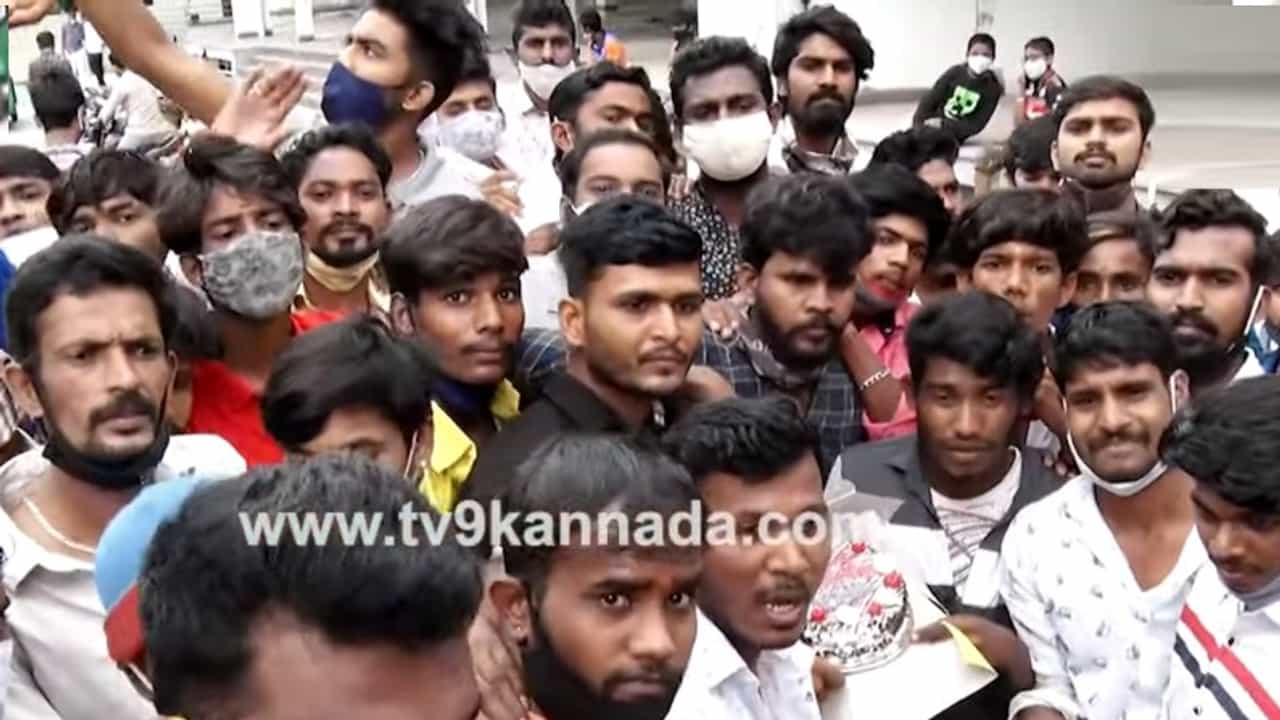 ಕಿಚ್ಚ ಸುದೀಪ್ ಜನ್ಮದಿನ: ಬರಬೇಡಿ ಎಂದರೂ ಮನೆ ಬಾಗಿಲಿಗೆ ಬಂದು ಕಾದ ಫ್ಯಾನ್ಸ್ ಕಿಚ್ಚ ಸುದೀಪ್ ಜನ್ಮದಿನ: ಬರಬೇಡಿ ಎಂದರೂ ಮನೆ ಬಾಗಿಲಿಗೆ ಬಂದು ಕಾದ ಫ್ಯಾನ್ಸ್