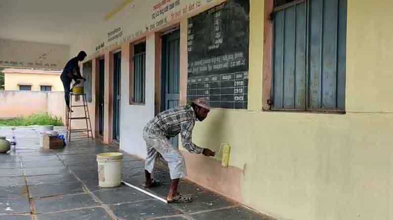 ಸರ್ಕಾರಿ ಶಾಲೆಗೆ ಸುಣ್ಣ-ಬಣ್ಣ ಬಳಿದು, ಮಕ್ಕಳಿಗೆ ಕಲಿಕಾ ಸಾಮಾಗ್ರಿ ವಿತರಿಸಿದ ಆಲ್ ಇಂಡಿಯಾ ಬಾದ್ ಷಾ ಕಿಚ್ಚ ಸುದೀಪ್ ಫ್ಯಾನ್ಸ್ ಅಸೋಸಿಯೇಷನ್