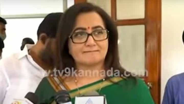 ಮಂಡ್ಯದಲ್ಲಿ ಮನೇನೂ ಕಟ್ತೀನಿ, ಜನರ ಕೆಲಸವೂ ಮಾಡ್ತೀನಿ, ಟೀಕಿಸುವವರಿಗೆ ಉತ್ತರ ನೀಡುವಷ್ಟು ಸಮಯ ನನಗಿಲ್ಲ: ಸುಮಲತಾ ಅಂಬರೀಷ್ ಮಂಡ್ಯದಲ್ಲಿ ಮನೇನೂ ಕಟ್ತೀನಿ, ಜನರ ಕೆಲಸವೂ ಮಾಡ್ತೀನಿ, ಟೀಕಿಸುವವರಿಗೆ ಉತ್ತರ ನೀಡುವಷ್ಟು ಸಮಯ ನನಗಿಲ್ಲ: ಸುಮಲತಾ ಅಂಬರೀಷ್