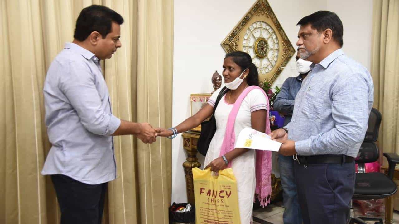 ಪುರಸಭೆಯಲ್ಲಿ ಕಸ ಗುಡಿಸುವ ಮಹಿಳೆಯ ಕೈ ಹಿಡಿದ ಸರ್ಕಾರ! ಏನಿದು ಸ್ಟೋರಿ? ಆ ಮಹಿಳೆ ವಿಶೇಷತೆ ಏನು? ಇಲ್ಲಿದೆ ಸಂಪೂರ್ಣ ಮಾಹಿತಿ ಪುರಸಭೆಯಲ್ಲಿ ಕಸ ಗುಡಿಸುವ ಮಹಿಳೆಯ ಕೈ ಹಿಡಿದ ಸರ್ಕಾರ! ಏನಿದು ಸ್ಟೋರಿ? ಆ ಮಹಿಳೆ ವಿಶೇಷತೆ ಏನು? ಇಲ್ಲಿದೆ ಸಂಪೂರ್ಣ ಮಾಹಿತಿ