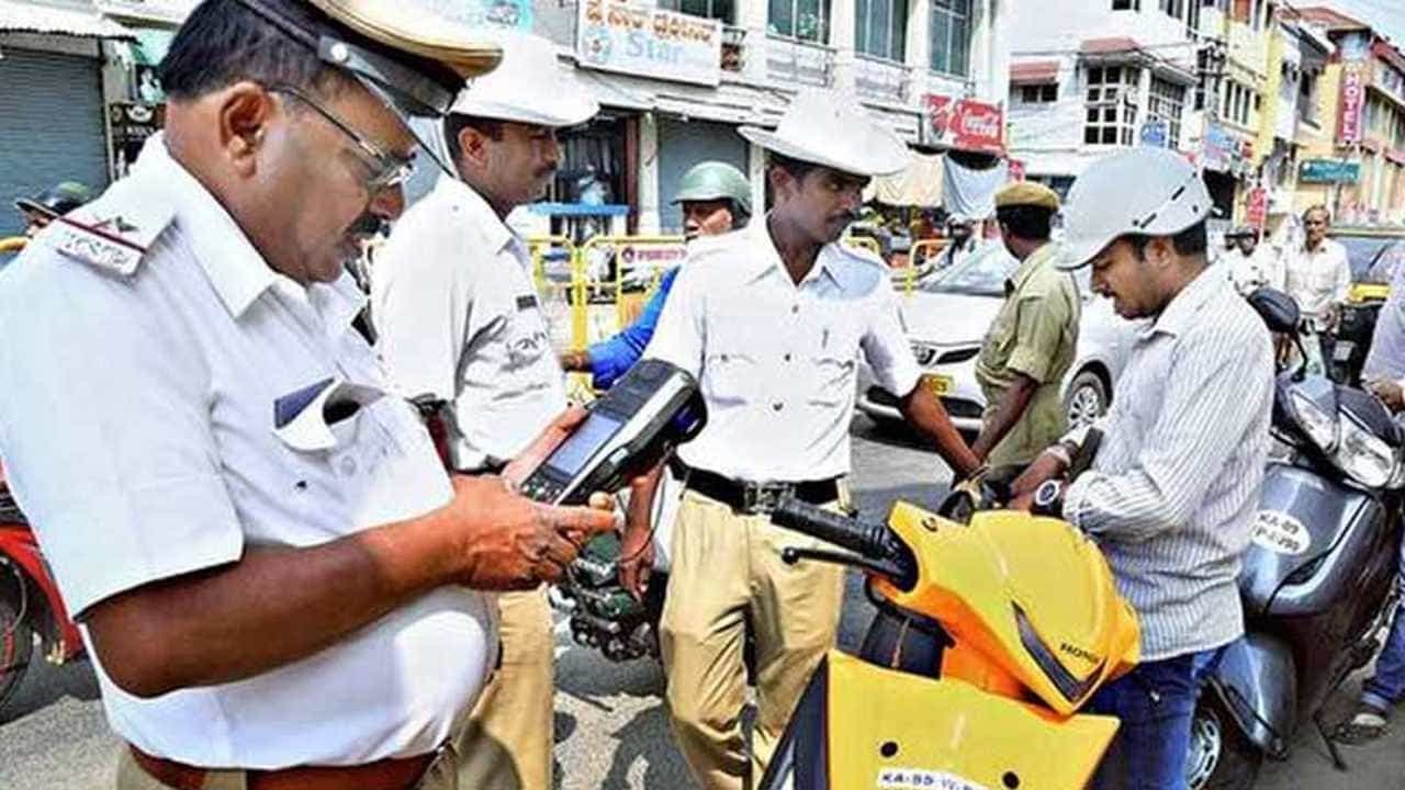 ಬೆಂಗಳೂರಿನಲ್ಲಿ ಇಂದಿನಿಂದ ಡ್ರಂಕ್ ಅಂಡ್ ಡ್ರೈವ್ ತಪಾಸಣೆ; ಒಂದೂವರೆ ವರ್ಷದ ನಂತರ ಆಲ್ಕೋಮೀಟರ್ ಬಳಕೆ ಬೆಂಗಳೂರಿನಲ್ಲಿ ಇಂದಿನಿಂದ ಡ್ರಂಕ್ ಅಂಡ್ ಡ್ರೈವ್ ತಪಾಸಣೆ; ಒಂದೂವರೆ ವರ್ಷದ ನಂತರ ಆಲ್ಕೋಮೀಟರ್ ಬಳಕೆ