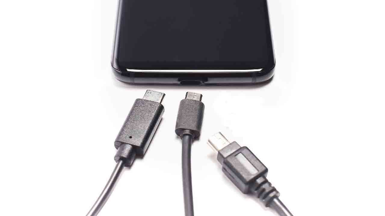 USB type-C: ಆ್ಯಪಲ್ ಸೇರಿ ಎಲ್ಲಾ ಮೊಬೈಲ್ಗಳಿಗೆ ಒಂದೇ ವಿಧದ ಚಾರ್ಜರ್: ಯುರೋಪಿಯನ್ ಯೂನಿಯನ್ ಆದೇಶ USB type-C: ಆ್ಯಪಲ್ ಸೇರಿ ಎಲ್ಲಾ ಮೊಬೈಲ್ಗಳಿಗೆ ಒಂದೇ ವಿಧದ ಚಾರ್ಜರ್: ಯುರೋಪಿಯನ್ ಯೂನಿಯನ್ ಆದೇಶ