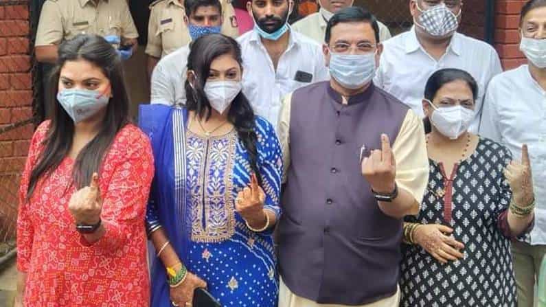 ಮಗಳ ಮದುವೆಯ ಮರುದಿನವೇ ಪಾಲಿಕೆ ಚುನಾವಣೆ; ಕುಟುಂಬ ಸಮೇತ ಮತ ಚಲಾಯಿಸಿದ ಕೇಂದ್ರ ಸಚಿವ ಪ್ರಲ್ಹಾದ ಜೋಶಿ ಮಗಳ ಮದುವೆಯ ಮರುದಿನವೇ ಪಾಲಿಕೆ ಚುನಾವಣೆ; ಕುಟುಂಬ ಸಮೇತ ಮತ ಚಲಾಯಿಸಿದ ಕೇಂದ್ರ ಸಚಿವ ಪ್ರಲ್ಹಾದ ಜೋಶಿ