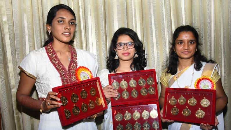 ಮೈಸೂರು ವಿವಿ 101ನೇ ಘಟಿಕೋತ್ಸವ; ರಸಾಯನಶಾಸ್ತ್ರ ವಿಭಾಗದ ವಿದ್ಯಾರ್ಥಿನಿ ಚೈತ್ರಾ ಹೆಗಡೆ 20 ಚಿನ್ನದ ಪದಕಗಳ ಸಾಧನೆ ಮೈಸೂರು ವಿವಿ 101ನೇ ಘಟಿಕೋತ್ಸವ; ರಸಾಯನಶಾಸ್ತ್ರ ವಿಭಾಗದ ವಿದ್ಯಾರ್ಥಿನಿ ಚೈತ್ರಾ ಹೆಗಡೆ 20 ಚಿನ್ನದ ಪದಕಗಳ ಸಾಧನೆ