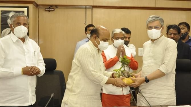 ಹುಬ್ಬಳ್ಳಿ-ಅಂಕೋಲಾ ರೈಲುಮಾರ್ಗ, ಕಲಬುರಗಿಗೆ ಪ್ರತ್ಯೇಕ ರೈಲ್ವೆ ವಿಭಾಗ; ಕೇಂದ್ರ ಸಚಿವರ ಜತೆ ಚರ್ಚಿಸಿದ ಸಿಎಂ ಬೊಮ್ಮಾಯಿ ಹುಬ್ಬಳ್ಳಿ-ಅಂಕೋಲಾ ರೈಲುಮಾರ್ಗ, ಕಲಬುರಗಿಗೆ ಪ್ರತ್ಯೇಕ ರೈಲ್ವೆ ವಿಭಾಗ; ಕೇಂದ್ರ ಸಚಿವರ ಜತೆ ಚರ್ಚಿಸಿದ ಸಿಎಂ ಬೊಮ್ಮಾಯಿ