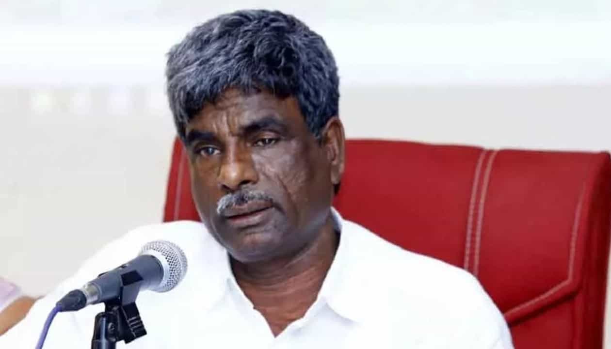 ವಿಧಾನ ಪರಿಷತ್ ಚುನಾವಣೆ; ಐವರು ಹಾಲಿ ಎಂಎಲ್ಸಿಗಳಿಗೆ ಟಿಕೆಟ್ ನೀಡಲು ಬಿಜೆಪಿ ನಿರ್ಧಾರ ವಿಧಾನ ಪರಿಷತ್ ಚುನಾವಣೆ; ಐವರು ಹಾಲಿ ಎಂಎಲ್ಸಿಗಳಿಗೆ ಟಿಕೆಟ್ ನೀಡಲು ಬಿಜೆಪಿ ನಿರ್ಧಾರ
