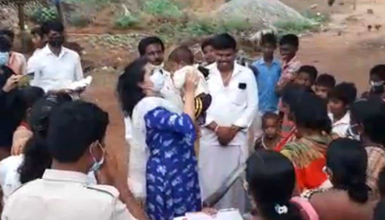 ಲಸಿಕೆ ಪಡೆಯಲು ಬಂದ ಮಹಿಳೆಯ ಮಗು ಆಡಿಸಿದ ಕೊಪ್ಪಳ ಜಿಲ್ಲಾ ಪಂಚಾಯತ್ ಸಿಇಒ; ಜನರ ಶ್ಲಾಘನೆ ಲಸಿಕೆ ಪಡೆಯಲು ಬಂದ ಮಹಿಳೆಯ ಮಗು ಆಡಿಸಿದ ಕೊಪ್ಪಳ ಜಿಲ್ಲಾ ಪಂಚಾಯತ್ ಸಿಇಒ; ಜನರ ಶ್ಲಾಘನೆ