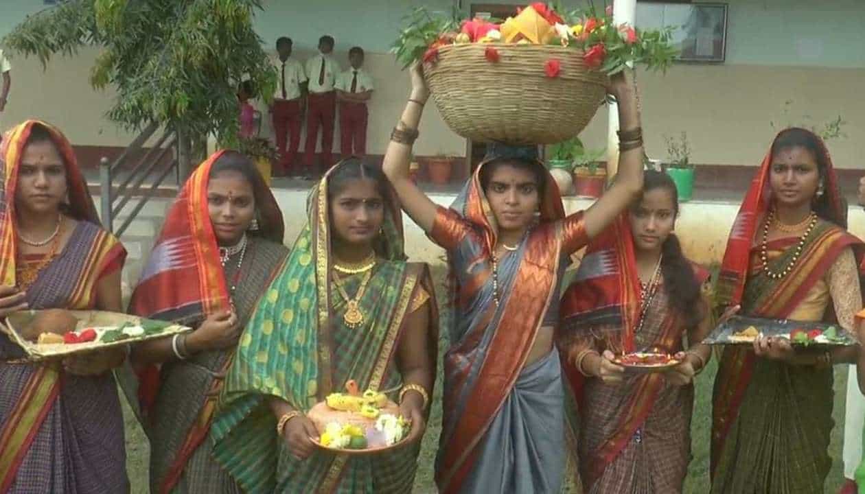ಹಾವೇರಿ: ಪ್ರೌಢಶಾಲೆಯಲ್ಲಿ ವಿದ್ಯಾರ್ಥಿನಿಯರಿಂದ ಜೋಕುಮಾರಸ್ವಾಮಿ ಹಬ್ಬ ಆಚರಣೆ; ಸಡಗರ ಸಂಭ್ರಮ ಹಾವೇರಿ: ಪ್ರೌಢಶಾಲೆಯಲ್ಲಿ ವಿದ್ಯಾರ್ಥಿನಿಯರಿಂದ ಜೋಕುಮಾರಸ್ವಾಮಿ ಹಬ್ಬ ಆಚರಣೆ; ಸಡಗರ ಸಂಭ್ರಮ