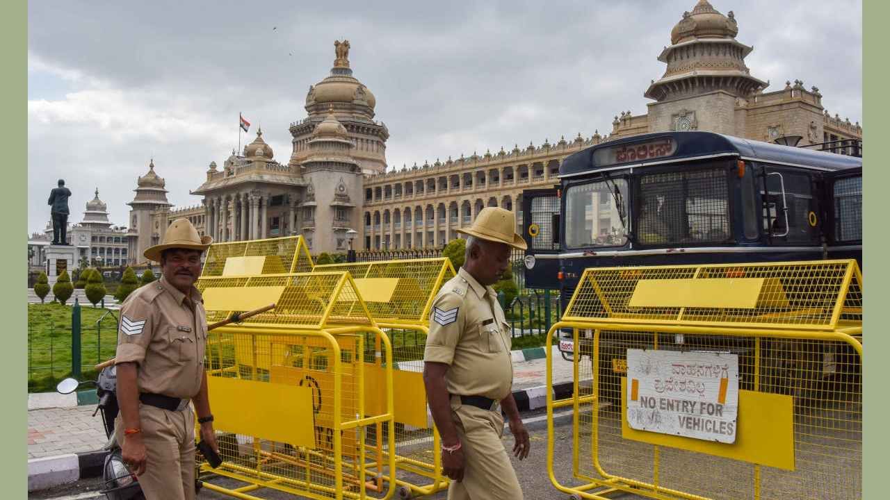 ವಿಧಾನಸೌಧದ ಸುತ್ತಮುತ್ತ 2 ಕಿ.ಮೀ ತನಕವೂ ನಿಷೇಧಾಜ್ಞೆ; ವಾಹನ ಸವಾರರೇ ಗಮನಿಸಿ ವಿಧಾನಸೌಧದ ಸುತ್ತಮುತ್ತ 2 ಕಿ.ಮೀ ತನಕವೂ ನಿಷೇಧಾಜ್ಞೆ; ವಾಹನ ಸವಾರರೇ ಗಮನಿಸಿ