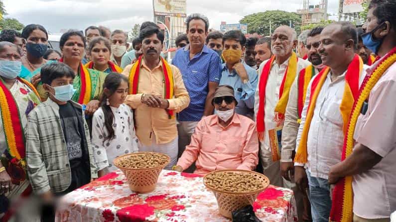 ಬೂಟು ಏಟು ತಿಂದ ದಿನವನ್ನೇ ಜನ್ಮದಿನ ಎಂದು ಆಚರಣೆ ಮಾಡಿಕೊಳ್ಳುತ್ತಾರೆ ವಾಟಾಳ್ ನಾಗರಾಜ್! ಬೂಟು ಏಟು ತಿಂದ ದಿನವನ್ನೇ ಜನ್ಮದಿನ ಎಂದು ಆಚರಣೆ ಮಾಡಿಕೊಳ್ಳುತ್ತಾರೆ ವಾಟಾಳ್ ನಾಗರಾಜ್!