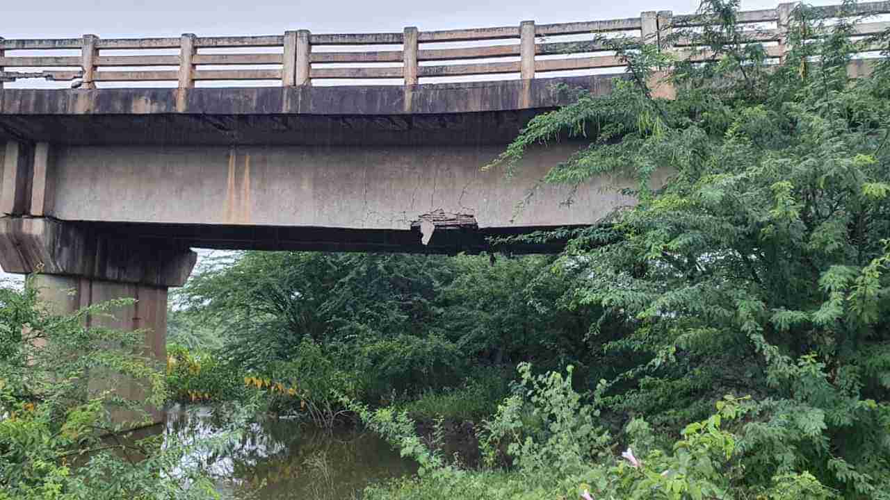 ವಿಜಯಪುರ: ಸೇತುವೆಯಲ್ಲಿ ಬಿರುಕು, ರಾಜ್ಯ ಹೆದ್ದಾರಿಯಲ್ಲಿ ಸಂಚಾರ ಸ್ಥಗಿತ