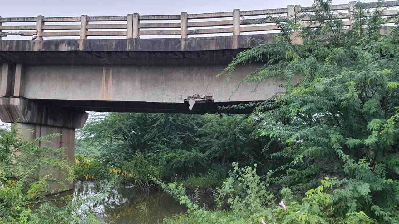 ವಿಜಯಪುರ: ಸೇತುವೆಯಲ್ಲಿ ಬಿರುಕು, ರಾಜ್ಯ ಹೆದ್ದಾರಿಯಲ್ಲಿ ಸಂಚಾರ ಸ್ಥಗಿತ