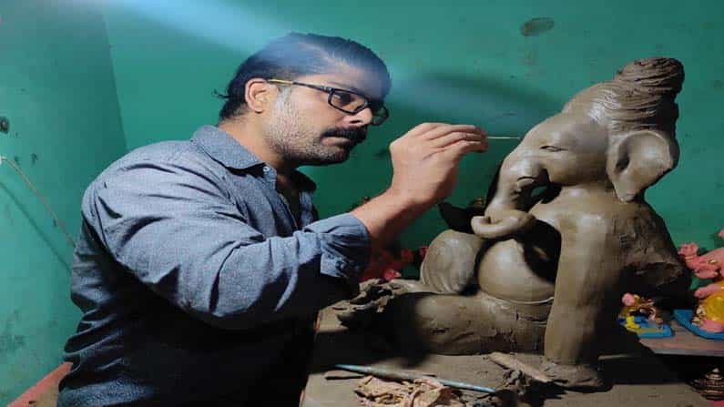 Ganesha Chaturthi 2021: ಗಣೇಶ ಮೂರ್ತಿ ತಯಾರಿಕೆ; ಕಲೆ ಮಾಸುತ್ತಿದೆ, ಎಲ್ಲವೂ ಮುಂದಿನ ಪೀಳಿಗೆಯ ಕೈಯ್ಯಲ್ಲಿದೆ ಎಂದ ವಿನಯ್ ಗುಡಿಗಾರ Ganesha Chaturthi 2021: ಗಣೇಶ ಮೂರ್ತಿ ತಯಾರಿಕೆ; ಕಲೆ ಮಾಸುತ್ತಿದೆ, ಎಲ್ಲವೂ ಮುಂದಿನ ಪೀಳಿಗೆಯ ಕೈಯ್ಯಲ್ಲಿದೆ ಎಂದ ವಿನಯ್ ಗುಡಿಗಾರ