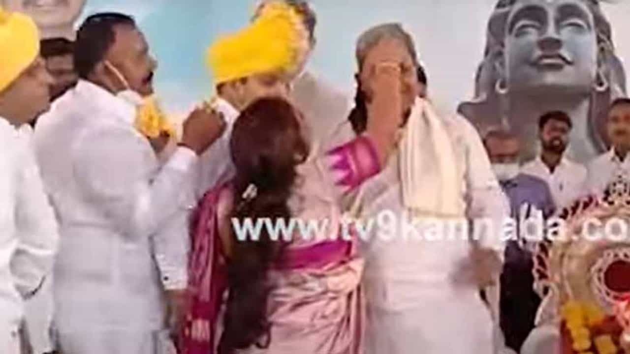 ಸಿದ್ದರಾಮಯ್ಯ ತಲೆಯಲ್ಲಿ ಸಿಕ್ಕಿಕೊಂಡಿದ್ದ ಹೂವಿನ ಪಕಳೆಯನ್ನು ಮಹಿಳೆಯೊಬ್ಬರು ತೆಗೆದಿದ್ದು, ಕಾಂಗೈ ಧುರೀಣ ಕ್ರಾಪು ಸರಿಮಾಡಿಕೊಂಡಿದ್ದು! ಸಿದ್ದರಾಮಯ್ಯ ತಲೆಯಲ್ಲಿ ಸಿಕ್ಕಿಕೊಂಡಿದ್ದ ಹೂವಿನ ಪಕಳೆಯನ್ನು ಮಹಿಳೆಯೊಬ್ಬರು ತೆಗೆದಿದ್ದು, ಕಾಂಗೈ ಧುರೀಣ ಕ್ರಾಪು ಸರಿಮಾಡಿಕೊಂಡಿದ್ದು!