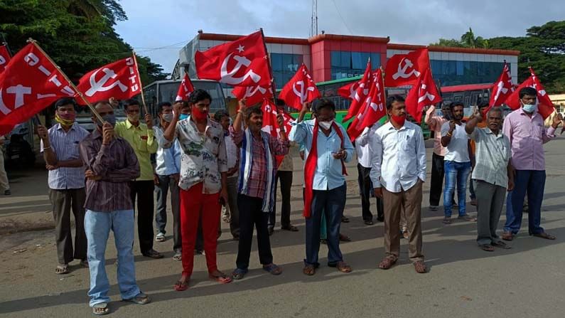 ಕೃಷಿ ತಿದ್ದುಪಡಿ ಕಾಯ್ದೆ ಖಂಡಿಸಿ ಭಾರತ್ ಬಂದ್ ಹಿನ್ನೆಲೆ ಆನೇಕಲ್ ಬಸ್ ನಿಲ್ದಾದಲ್ಲಿ ಹೋರಾಟಗಾರರು ಪ್ರತಿಭಟನೆ ನಡೆಸಿದ್ದಾರೆ. ಸಿಐಟಿಯು ಹಾಗೂ ಕರ್ನಾಟಕ ಪ್ರಾಂತ್ಯ ರೈತ ಸಂಘದಿಂದ ಪ್ರತಿಭಟನೆ ನಡೆದಿದೆ.