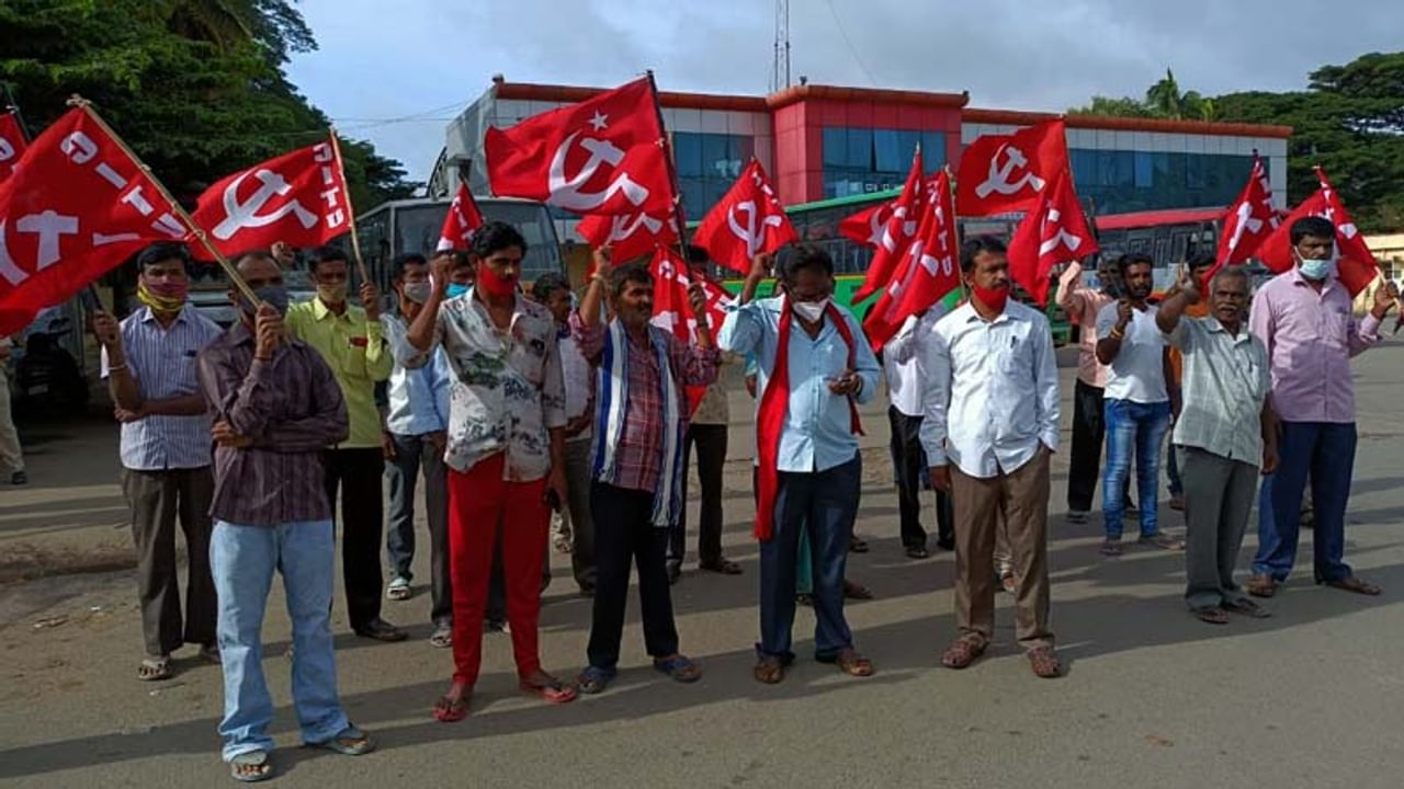 ಕೃಷಿ ತಿದ್ದುಪಡಿ ಕಾಯ್ದೆ ಖಂಡಿಸಿ ಭಾರತ್ ಬಂದ್ ಹಿನ್ನೆಲೆ ಆನೇಕಲ್ ಬಸ್ ನಿಲ್ದಾದಲ್ಲಿ ಹೋರಾಟಗಾರರು ಪ್ರತಿಭಟನೆ ನಡೆಸಿದ್ದಾರೆ. ಸಿಐಟಿಯು ಹಾಗೂ ಕರ್ನಾಟಕ ಪ್ರಾಂತ್ಯ ರೈತ ಸಂಘದಿಂದ ಪ್ರತಿಭಟನೆ ನಡೆದಿದೆ.
