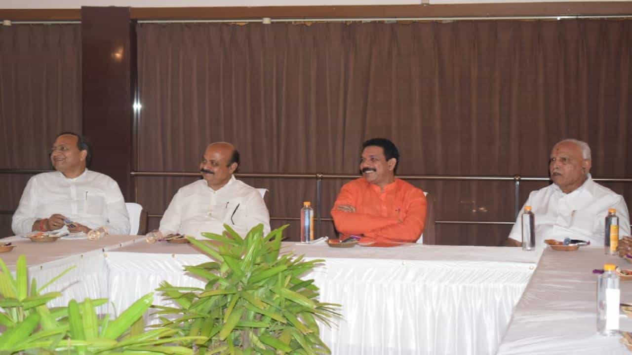 ತೋರಿಕೆಗೆ ಗಾಂಧಿ ಆದರ್ಶವನ್ನಿಟ್ಟುಕೊಂಡಿರುವ ಕಾಂಗ್ರೆಸ್ನಿಂದ ದೇಶಕ್ಕೆ ದೊಡ್ಡ ಹಾನಿಯಾಗಿದೆ; ಬಿಜೆಪಿ ಕಾರ್ಯಕಾರಿಣಿ ಸಭೆಯಲ್ಲಿ ಸಿಎಂ ಬೊಮ್ಮಾಯಿ ಟೀಕೆ ತೋರಿಕೆಗೆ ಗಾಂಧಿ ಆದರ್ಶವನ್ನಿಟ್ಟುಕೊಂಡಿರುವ ಕಾಂಗ್ರೆಸ್ನಿಂದ ದೇಶಕ್ಕೆ ದೊಡ್ಡ ಹಾನಿಯಾಗಿದೆ; ಬಿಜೆಪಿ ಕಾರ್ಯಕಾರಿಣಿ ಸಭೆಯಲ್ಲಿ ಸಿಎಂ ಬೊಮ್ಮಾಯಿ ಟೀಕೆ