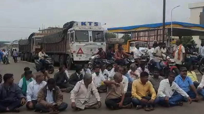 ಬಾಗಲಕೋಟೆ ಜಿಲ್ಲೆಯಲ್ಲಿ ರೈತ ಸಂಘ ಪ್ರತಿಭಟನೆ ನಡೆಸಿ ಸೊಲ್ಲಾಪುರ-ಚಿತ್ರದುರ್ಗ ರಾಷ್ಟ್ರೀಯ ಹೆದ್ದಾರಿಯನ್ನು ತಡೆದಿದೆ.