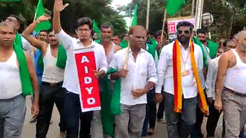 ನೂತನ ಕೃಷಿ ಮಸೂದೆ ವಿರೋಧಿಸಿ ಬೆಳಗಾವಿಯ ಚನ್ನಮ್ಮ ವೃತ್ತದಲ್ಲಿ ರೈತರಿಂದ ಅರೆಬೆತ್ತಲೆ ಪ್ರತಿಭಟನೆ ನಡೆದಿದೆ. ಈ ವೇಳೆ ಕೃಷಿ ಮಸೂದೆಗಳನ್ನು ವಾಪಸ್ ಪಡೆಯುವಂತೆ ಒತ್ತಾಯಿಸಿದ್ದಾರೆ.