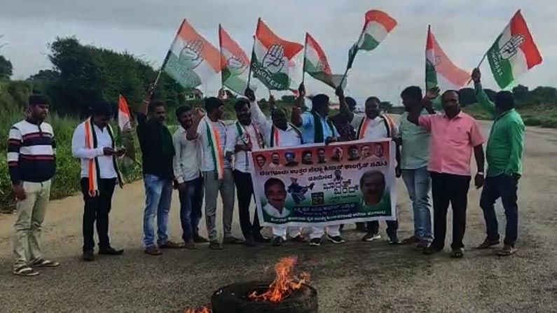 ಕನಕಪುರ ರಸ್ತೆಯಲ್ಲಿ ಟೈರ್ಗೆ ಬೆಂಕಿ ಹಚ್ಚಿ ಕಿಸಾನ್ ಕಾಂಗ್ರೆಸ್ ಕಾರ್ಯಕರ್ತರು ಧರಣಿ ನಡೆಸಿದ್ದಾರೆ.