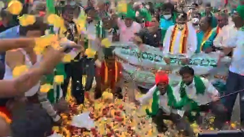 ಚಿಕ್ಕಬಳ್ಳಾಪುರದಲ್ಲಿ ಭಾರತ್ ಬಂದ್ಗೆ ಬೆಂಬಲಿಸದವರ ವಿರುದ್ಧ ಧರಣಿನಿರತರು ಅಸಮಾಧಾನ ಹೊರಹಾಕಿದ್ದಾರೆ. ಹೂವುಗಳನ್ನು ಸುರಿದು ಆಕ್ರೋಶ ವ್ಯಕ್ತಪಡಿಸಿದ್ದಾರೆ.