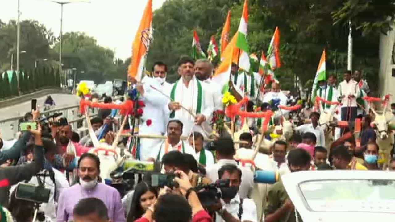 ಎತ್ತಿನಗಾಡಿ ಚಲೋ ಆಯ್ತು, ಸೈಕಲ್ ಜಾಥಾ ಆಯ್ತು, ಇದೀಗ ಕಾಂಗ್ರೆಸ್ನಿಂದ ಟಾಂಗಾ ಜಾಥಾ! ಎತ್ತಿನಗಾಡಿ ಚಲೋ ಆಯ್ತು, ಸೈಕಲ್ ಜಾಥಾ ಆಯ್ತು, ಇದೀಗ ಕಾಂಗ್ರೆಸ್ನಿಂದ ಟಾಂಗಾ ಜಾಥಾ!