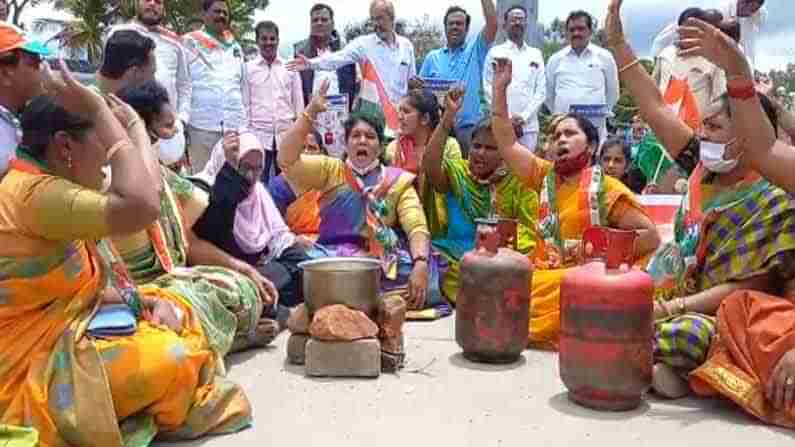 ಶೂನ್ಯ ಬಡ್ಡಿ ದರದಲ್ಲಿ ಪೆಟ್ರೋಲ್‌ಗೆ ಲೋನ್ ಕೊಡುತ್ತೇವೆ ಬನ್ನಿ, ಅಗತ್ಯವಸ್ತುಗಳ ಬೆಲೆ ಏರಿಕೆ ಖಂಡಿಸಿ ಕಾಂಗ್ರೆಸ್​ನಿಂದ ವಿನೂತನ ಧರಣಿ