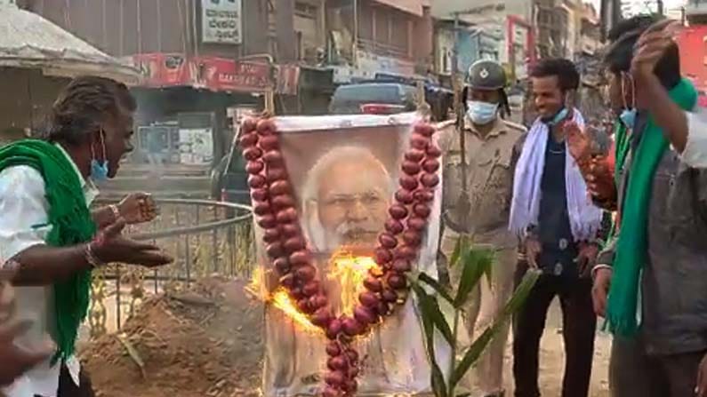 ಚಿತ್ರದುರ್ಗದಲ್ಲೂ ಧರಣೆ ನಡೆದಿದೆ. ಪ್ರಧಾನಿ ನರೇಂದ್ರ ಮೋದಿ ಫೋಟೋಗೆ ಬೆಂಕಿ ಹಂಚಿದ್ದಾರೆ.