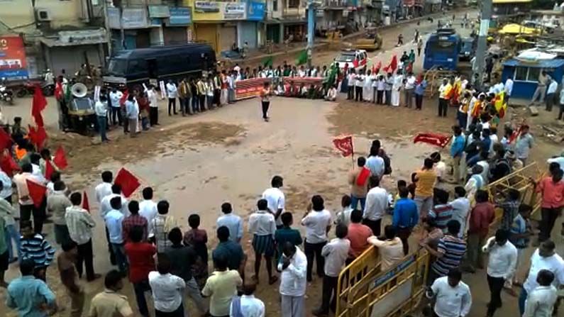ಕೇಂದ್ರದ ಕೃಷಿ ಕಾಯ್ದೆಗಳನ್ನು ವಿರೋಧಿಸಿ ಚಿತ್ರದುರ್ಗದಲ್ಲಿ ರೈತ ಪರ ಸಂಘಟನೆಗಳು ಪ್ರತಿಭಟನೆ ನಡೆಸಿವೆ. ಗಾಂಧಿ ವೃತ್ತದಲ್ಲಿ ವಿವಿಧ ಸಂಘಟನೆಗಳಿಂದ ಧರಣಿ ನಡೆಯುತ್ತಿದೆ.