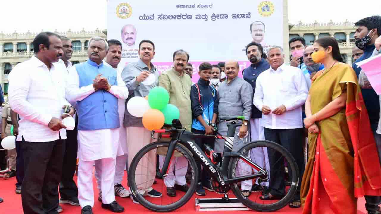 ಪವಿತ್ರಾ ಕುರ್ತಕೋಟಿಗೆ ಸೈಕಲ್ ಪ್ರದಾನ; ಟಿವಿ9 ಉತ್ತಮ ಕೆಲಸಕ್ಕೆ ಸಿಎಂ ಬಸವರಾಜ ಬೊಮ್ಮಾಯಿ ಮೆಚ್ಚುಗೆ ಪವಿತ್ರಾ ಕುರ್ತಕೋಟಿಗೆ ಸೈಕಲ್ ಪ್ರದಾನ; ಟಿವಿ9 ಉತ್ತಮ ಕೆಲಸಕ್ಕೆ ಸಿಎಂ ಬಸವರಾಜ ಬೊಮ್ಮಾಯಿ ಮೆಚ್ಚುಗೆ