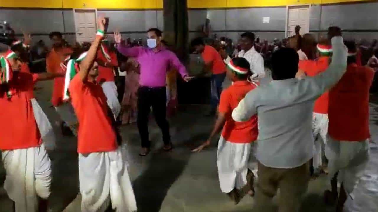ಕುಲದಲ್ಲಿ ಕೀಳ್ಯಾವುದೋ ಹುಚ್ಚಪ್ಪ ಹಾಡಿಗೆ ದಾವಣಗೆರೆ ತಹಶೀಲ್ದಾರ್ ಸಖತ್ ಡ್ಯಾನ್ಸ್ ಕುಲದಲ್ಲಿ ಕೀಳ್ಯಾವುದೋ ಹುಚ್ಚಪ್ಪ ಹಾಡಿಗೆ ದಾವಣಗೆರೆ ತಹಶೀಲ್ದಾರ್ ಸಖತ್ ಡ್ಯಾನ್ಸ್