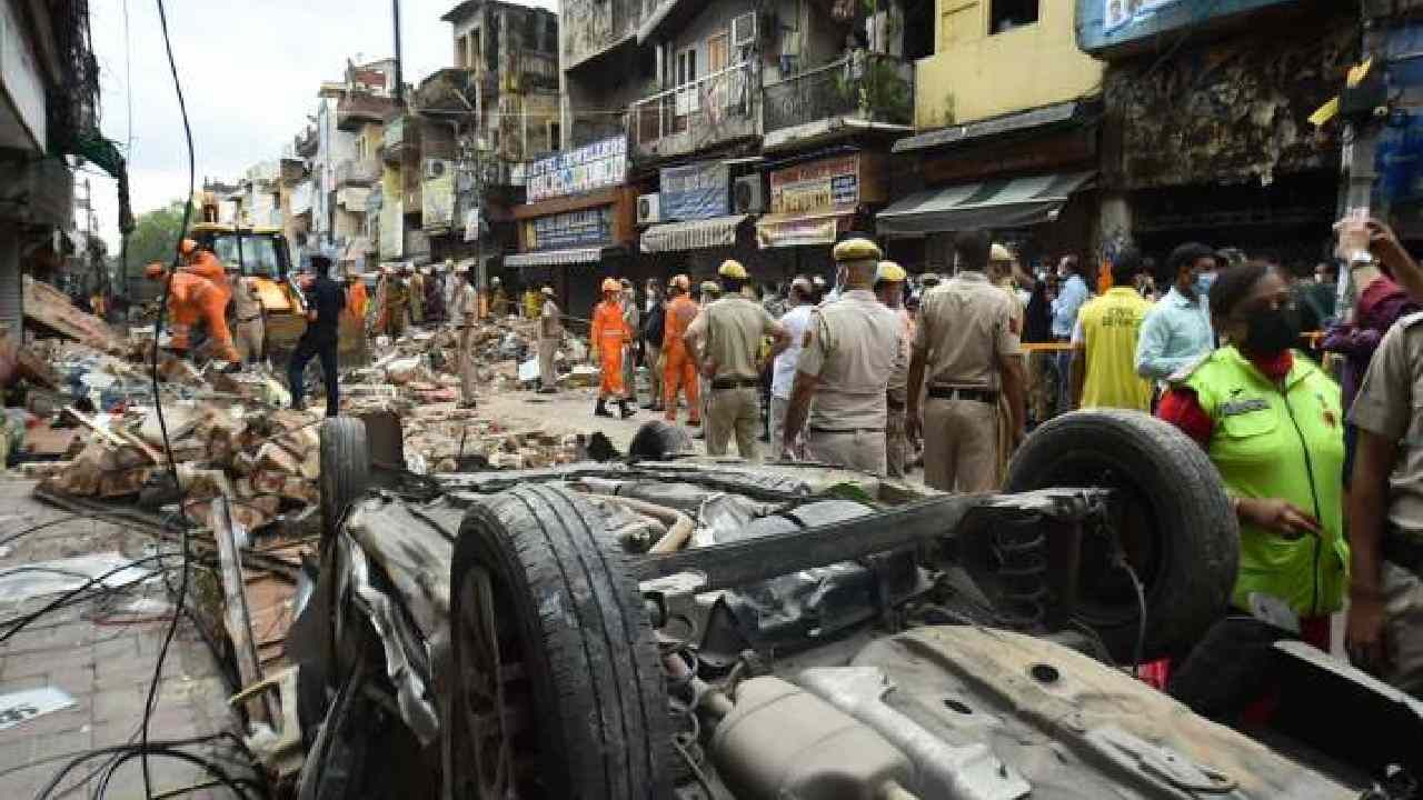 Delhi: ದೆಹಲಿಯಲ್ಲಿ ಕಟ್ಟಡ ಕುಸಿತ; ಇಬ್ಬರು ಮಕ್ಕಳ ಶವ ಪತ್ತೆ, ಹಲವರು ನಾಪತ್ತೆ Delhi: ದೆಹಲಿಯಲ್ಲಿ ಕಟ್ಟಡ ಕುಸಿತ; ಇಬ್ಬರು ಮಕ್ಕಳ ಶವ ಪತ್ತೆ, ಹಲವರು ನಾಪತ್ತೆ
