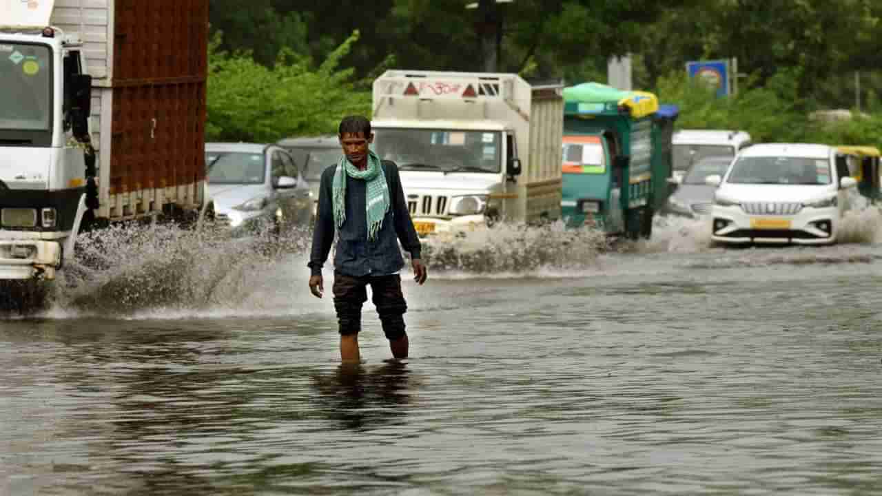 Delhi Rain: ದೆಹಲಿಯಲ್ಲಿ ವಿಪರೀತ ಮಳೆಗೆ ಜನ ತತ್ತರ; ಚರಂಡಿಯಲ್ಲಿ ಕೊಚ್ಚಿ ಹೋಗಿ ವ್ಯಕ್ತಿ ಸಾವು