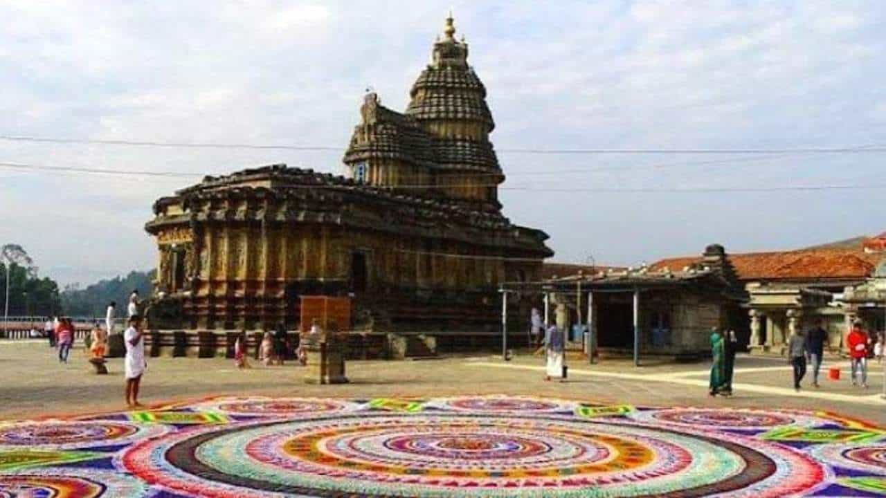 ದೇವಸ್ಥಾನದಲ್ಲಿ ದೇವರ ದರ್ಶನ ಪಡೆದ ನಂತರ ಭಕ್ತರು ಹೊರಗಡೆ ಕಟ್ಟೆ ಮೇಲೆ ಕೆಲ ಹೊತ್ತು ಕುಳಿತುಕೊಳ್ಳಬೇಕು, ಏಕೆ? ದೇವಸ್ಥಾನದಲ್ಲಿ ದೇವರ ದರ್ಶನ ಪಡೆದ ನಂತರ ಭಕ್ತರು ಹೊರಗಡೆ ಕಟ್ಟೆ ಮೇಲೆ ಕೆಲ ಹೊತ್ತು ಕುಳಿತುಕೊಳ್ಳಬೇಕು, ಏಕೆ?