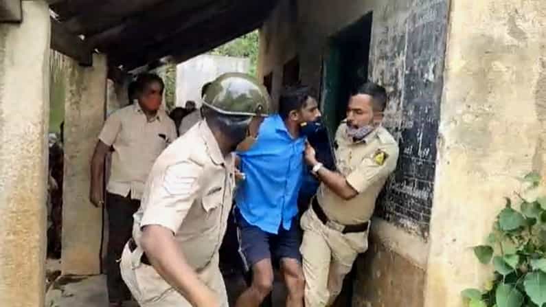 ಯಲಹಂಕ: ಕ್ಷೇತ್ರ ಶಿಕ್ಷಣಾಧಿಕಾರಿ ಮೇಲೆ ಖಾಸಗಿ ಶಾಲಾ ಶಿಕ್ಷಕನಿಂದ ಹಲ್ಲೆ, ಆರೋಪಿ ಅರೆಸ್ಟ್ ಯಲಹಂಕ: ಕ್ಷೇತ್ರ ಶಿಕ್ಷಣಾಧಿಕಾರಿ ಮೇಲೆ ಖಾಸಗಿ ಶಾಲಾ ಶಿಕ್ಷಕನಿಂದ ಹಲ್ಲೆ, ಆರೋಪಿ ಅರೆಸ್ಟ್