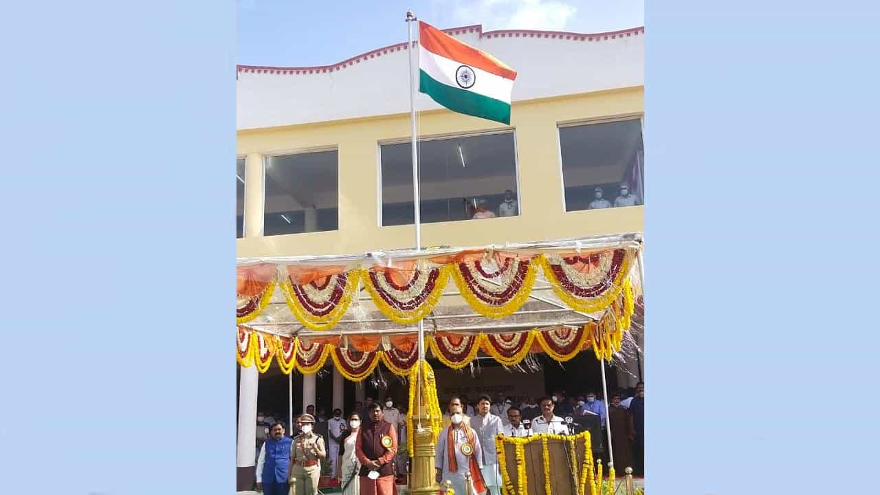 74ನೇ ಕಲ್ಯಾಣ ಕರ್ನಾಟಕ ಉತ್ಸವ: ಸಿಎಂ ಬಸವರಾಜ ಬೊಮ್ಮಾಯಿ ಧ್ವಜಾರೋಹಣ, ವಿವಿಧ ಜಿಲ್ಲೆಗಳಲ್ಲಿ ಸಂಭ್ರಮಾಚರಣೆ 74ನೇ ಕಲ್ಯಾಣ ಕರ್ನಾಟಕ ಉತ್ಸವ: ಸಿಎಂ ಬಸವರಾಜ ಬೊಮ್ಮಾಯಿ ಧ್ವಜಾರೋಹಣ, ವಿವಿಧ ಜಿಲ್ಲೆಗಳಲ್ಲಿ ಸಂಭ್ರಮಾಚರಣೆ