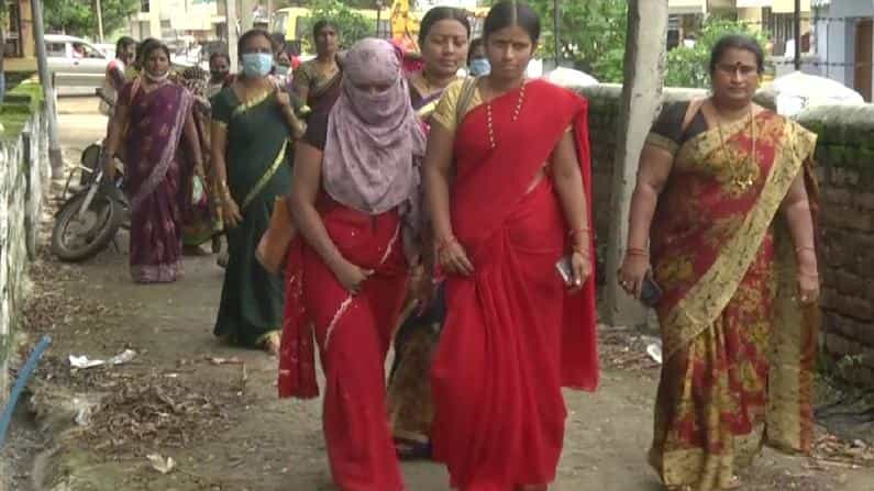 ಬೀದರ್: ಎಲ್ಐಸಿ ಮಾಡಿಸುವುದಾಗಿ 165 ಅಂಗನವಾಡಿ ಕಾರ್ಯಕರ್ತೆಯರಿಗೆ ವಂಚನೆ ಆರೋಪ ಬೀದರ್: ಎಲ್ಐಸಿ ಮಾಡಿಸುವುದಾಗಿ 165 ಅಂಗನವಾಡಿ ಕಾರ್ಯಕರ್ತೆಯರಿಗೆ ವಂಚನೆ ಆರೋಪ