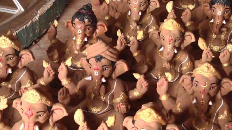 ಯಾದಗಿರಿ: ಆರ್ಥಿಕ ಸಂಕಷ್ಟದಲ್ಲಿರುವ ಶಿಕ್ಷಕರಿಂದ ಪರಿಸರ ಸ್ನೇಹಿ ಗಣೇಶ ಮೂರ್ತಿಗಳ ತಯಾರಿ ಯಾದಗಿರಿ: ಆರ್ಥಿಕ ಸಂಕಷ್ಟದಲ್ಲಿರುವ ಶಿಕ್ಷಕರಿಂದ ಪರಿಸರ ಸ್ನೇಹಿ ಗಣೇಶ ಮೂರ್ತಿಗಳ ತಯಾರಿ