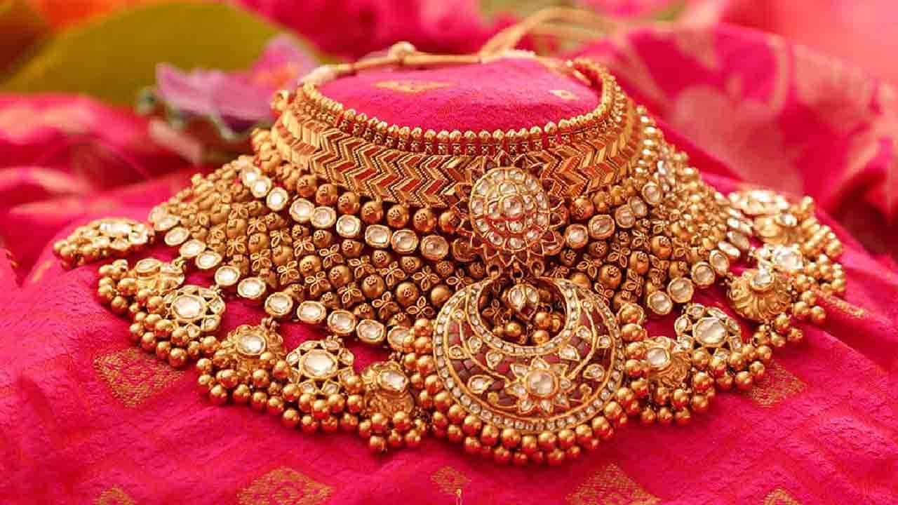 Gold Price Today: ಚಿನ್ನ, ಬೆಳ್ಳಿ ಆಭರಣ ಖರೀದಿಗೆ ಯೋಚಿಸಿದ್ದರೆ ಇಂದಿನ ದರ ವಿವರ ಪರಿಶೀಲಿಸಿ Gold Price Today: ಚಿನ್ನ, ಬೆಳ್ಳಿ ಆಭರಣ ಖರೀದಿಗೆ ಯೋಚಿಸಿದ್ದರೆ ಇಂದಿನ ದರ ವಿವರ ಪರಿಶೀಲಿಸಿ