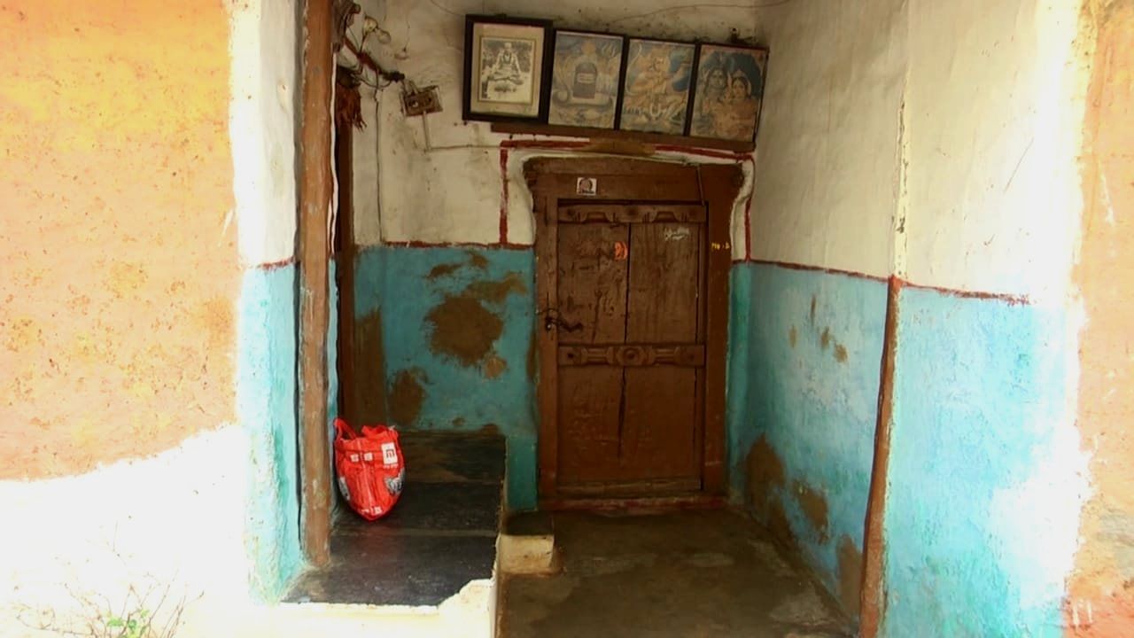 Dharwad: ಮನೆ ಕಳೆದುಕೊಂಡವರ ಗೋಳು ಕೇಳೋರೇ ಇಲ್ಲ; ಉಳ್ಳವರ ಜೇಬಿಗಷ್ಟೇ ಪರಿಹಾರದ ಹಣ Dharwad: ಮನೆ ಕಳೆದುಕೊಂಡವರ ಗೋಳು ಕೇಳೋರೇ ಇಲ್ಲ; ಉಳ್ಳವರ ಜೇಬಿಗಷ್ಟೇ ಪರಿಹಾರದ ಹಣ