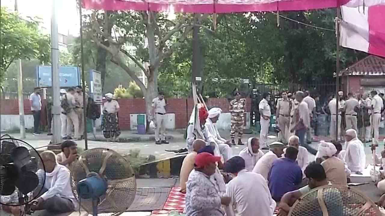 Farmers Protest ಕರ್ನಾಲ್ ಮಾಜಿ ಎಸ್ಡಿಎಮ್ ವಿರುದ್ಧ ಕ್ರಮದ ಕುರಿತು ಮಾತುಕತೆ ವಿಫಲ; ಪ್ರತಿಭಟನೆ ಮುಂದುವರಿಸಿದ ರೈತರು Farmers Protest ಕರ್ನಾಲ್ ಮಾಜಿ ಎಸ್ಡಿಎಮ್ ವಿರುದ್ಧ ಕ್ರಮದ ಕುರಿತು ಮಾತುಕತೆ ವಿಫಲ; ಪ್ರತಿಭಟನೆ ಮುಂದುವರಿಸಿದ ರೈತರು