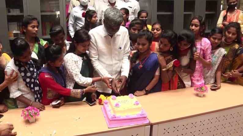 ಹಾಸ್ಟೆಲ್ನಲ್ಲಿ ಕೇಕ್ ಕಟ್ ಮಾಡಿ, ವಿದ್ಯಾರ್ಥಿನಿಯ ಬರ್ಥ್ ಡೆ ಆಚರಿಸಿದ ಸಮಾಜ ಕಲ್ಯಾಣ ಸಚಿವ ಕೋಟ ಶ್ರೀನಿವಾಸ ಪೂಜಾರಿ