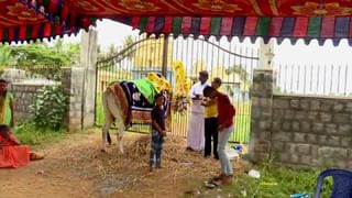 ಸುರಕ್ಷತೆ ವಹಿಸದೆ ಅಧಿಕಾರಿಗಳ ನಿರ್ಲಕ್ಷ್ಯ: ಬರಿಗೈನಿಂದಲೇ ಚರಂಡಿ ಸ್ವಚ್ಛಗೊಳಿಸಿದ ಪೌರ ಕಾರ್ಮಿಕರು