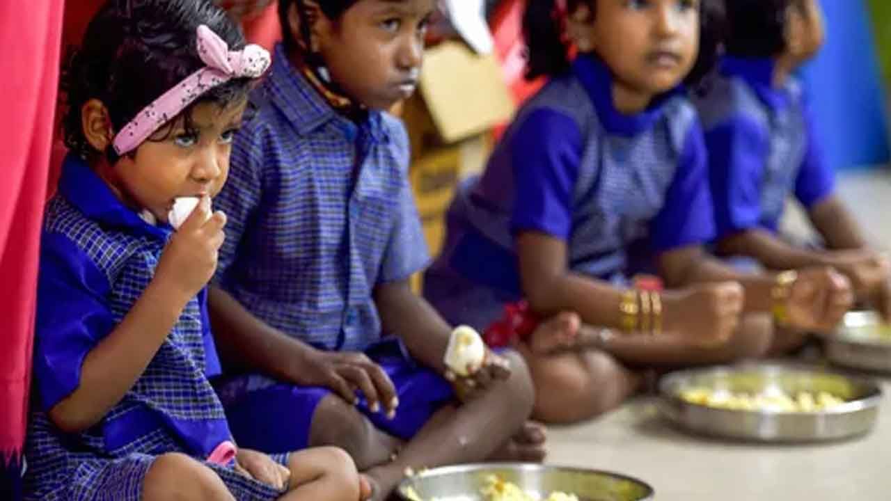 PM Poshan scheme ಮಧ್ಯಾಹ್ನದ ಬಿಸಿಯೂಟ ಯೋಜನೆಯನ್ನು ಪಿಎಂ ಪೋಷಣ್ ಯೋಜನೆ ಎಂದು ಮರುನಾಮಕರಣ ಮಾಡಿದ ಕೇಂದ್ರ; ಯೋಜನೆಯಲ್ಲಿ ವಿಶೇಷ ಏನಿದೆ? PM Poshan scheme ಮಧ್ಯಾಹ್ನದ ಬಿಸಿಯೂಟ ಯೋಜನೆಯನ್ನು ಪಿಎಂ ಪೋಷಣ್ ಯೋಜನೆ ಎಂದು ಮರುನಾಮಕರಣ ಮಾಡಿದ ಕೇಂದ್ರ; ಯೋಜನೆಯಲ್ಲಿ ವಿಶೇಷ ಏನಿದೆ?